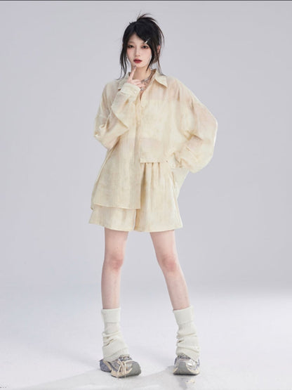 Aprikosenfarbenes, halbtransparentes Sonnenschutz-Shirt/lockere Shorts