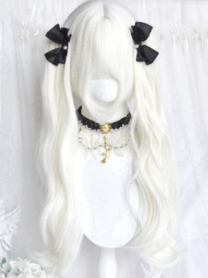 Cremeweiße Perücke mit kurzem Bob-Schnitt und Pony+Doppelt gewellte Pferdeschwanz-Krallenclips