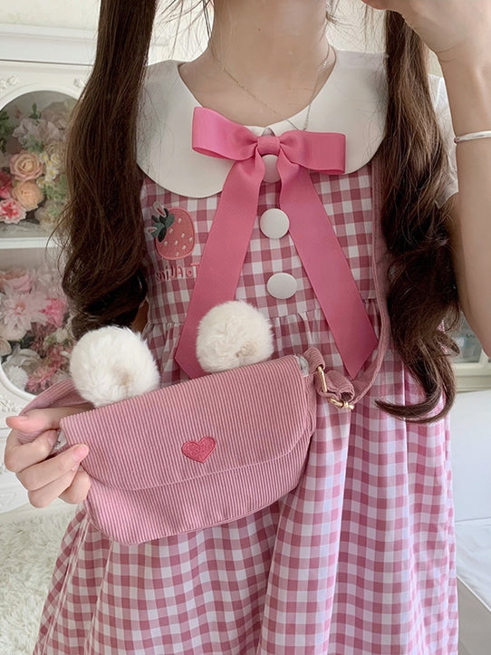 Rosa Erdbeerkleid mit Peter-Pan-Kragen und kurzen Puffärmeln