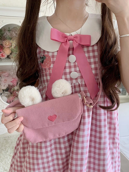 Rosa Erdbeerkleid mit Peter-Pan-Kragen und kurzen Puffärmeln