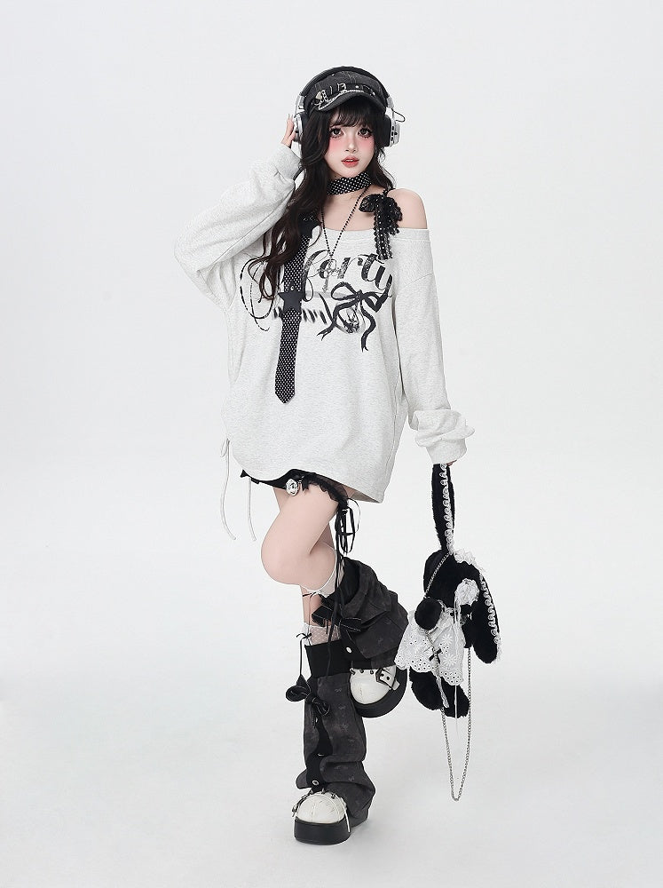Loses, helles Sweatshirt mit asymmetrischem Ausschnitt und Buchstabendruck in Grau