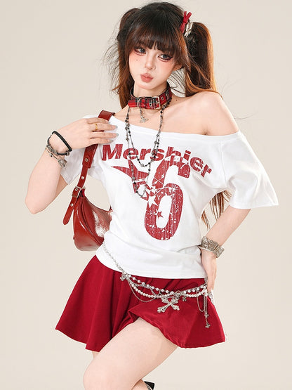 Buchstaben-T-Shirt mit Stern- und Glamour-Print, Ausschnitt in Weiß und Rot und asymmetrische Zahl