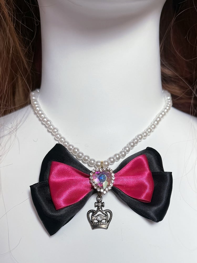 Perlenkette mit Haiclip, Schleife + Ring, Spitzenanhänger, verziert mit Herzbesatz, schwarz-rosa Strass