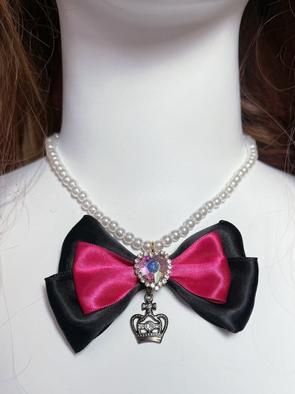 Perlenkette mit Haiclip, Schleife + Ring, Spitzenanhänger, verziert mit Herzbesatz, schwarz-rosa Strass