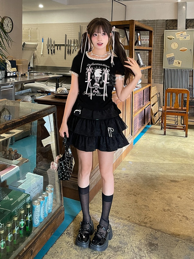 ブラック スクエアネック キャンドルスティックプリント ドローストリングヘム レーストリム Tシャツ