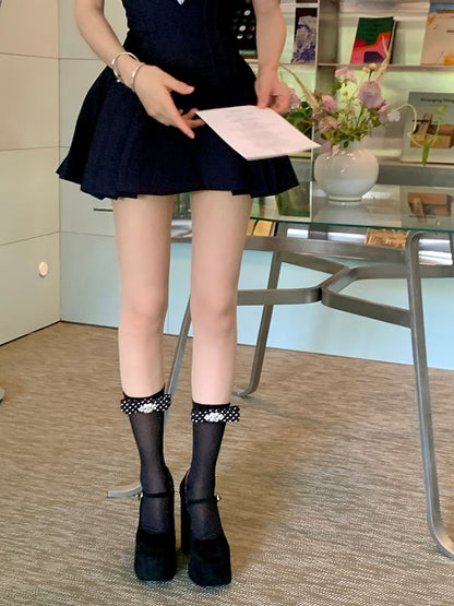 Gemusterte Kalbssocken mit Polka-Dots in Schwarz/Weiß mit Schleife