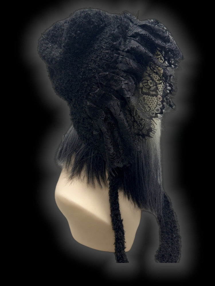 Gothic Strickmütze mit schwarzen Nieten und Spitzenbesatz und Kreuzanhänger
