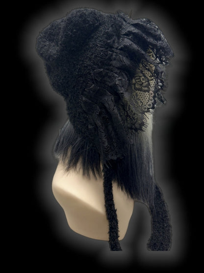 Gothic Strickmütze mit schwarzen Nieten und Spitzenbesatz und Kreuzanhänger
