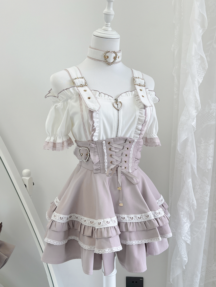 ホワイトとジライケイのハートバックル、フロントはレースアップ、バックはピンク