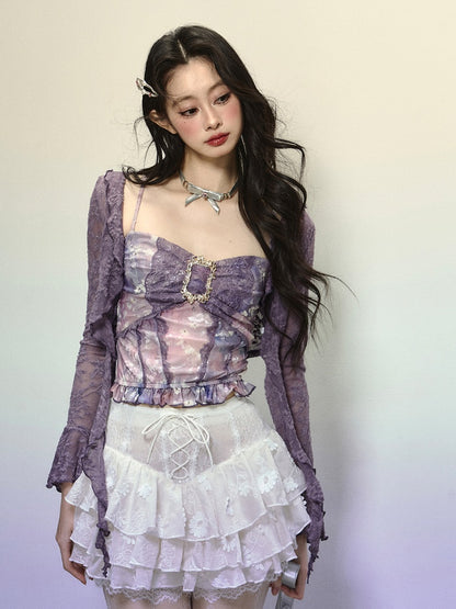 Lavendelfarbenes, halbtransparentes Spitzentop mit offener Knopfleiste