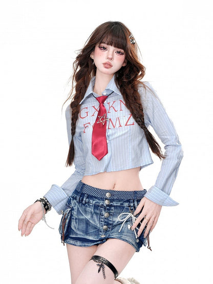 ブルー/ホワイトのストライプ柄クロップドシャツ（フリーネクタイ付き）