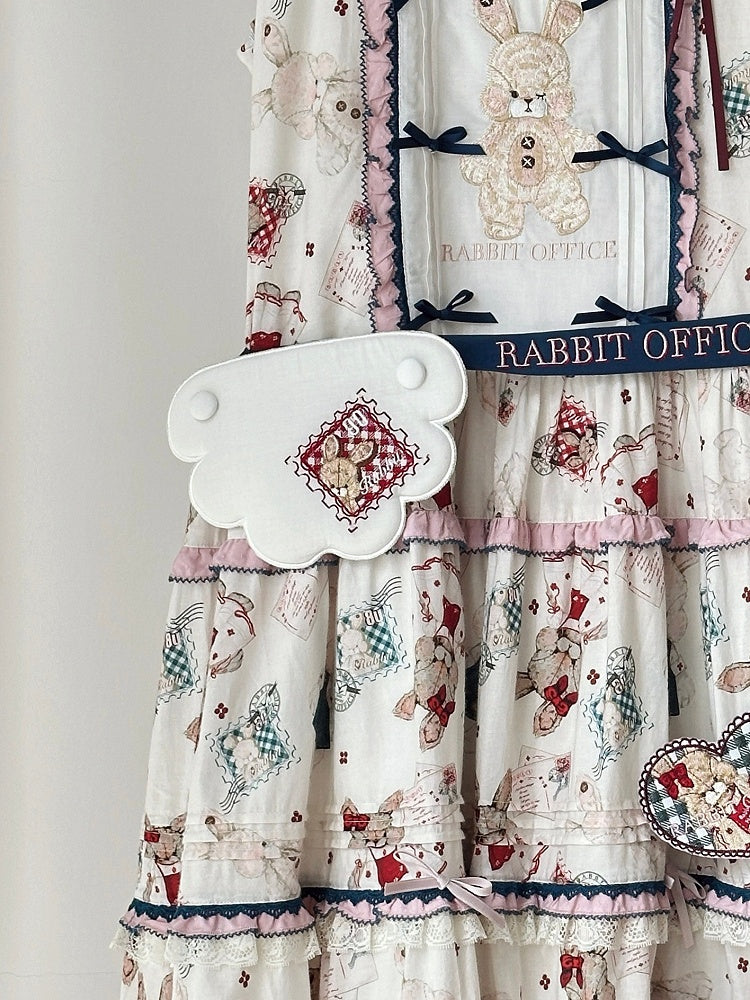 Weiße wolkenförmige Brosche mit Hasenstickerei