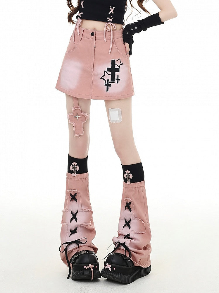 レースアップガーターレッグウォーマー、ブラック/ピンクのクロスアップリケ付きオールインワンスコート