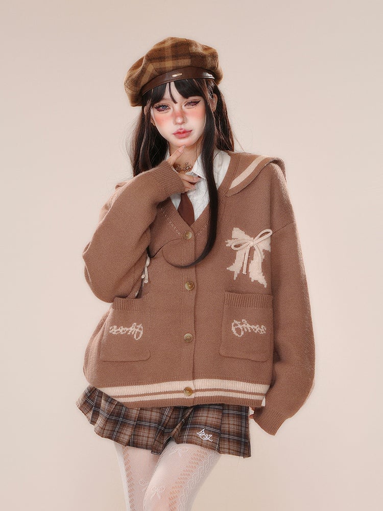 Braune Strickjacke mit Matrosenkragen und Schleifendetail