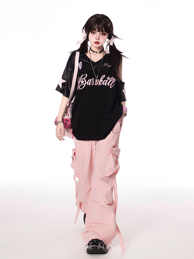 T-Shirt mit V-Ausschnitt und Cut-Out-Schulter im Buchstabendruck und Pink-Schwarz