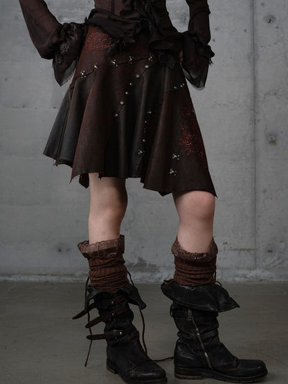 Asymmetrischer Rock Punk Rot mit Stickerei Ödland Saum Braun Blumen Wildleder