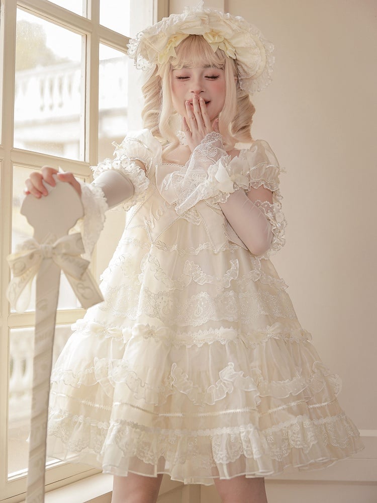 Weißes, cremefarbenes Lolita-Kleid mit bestickter Schleife und großen, kurzen Puffärmeln