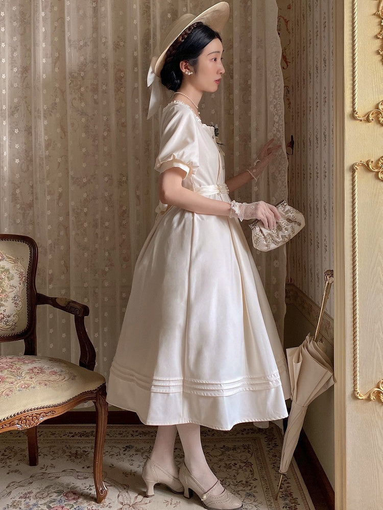 Elegantes Kleid mit Ausschnitt und quadratischem Vintage-Apricot mit kurzen Puffärmeln