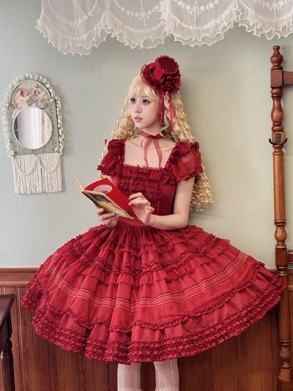 Elegante Lolita-Besätze, Plissee-Rüschendetails und klassisches rotes Kleid