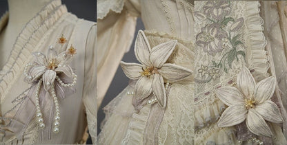 Blaue/lila/graue Lilienbrosche mit Perlendetails