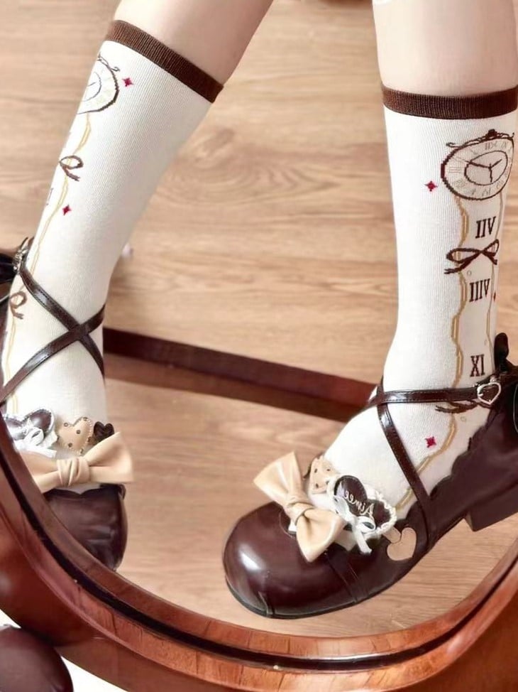 Wonderland Clock Socken Vibes Alice Lolita Kalbsleder im Braundruck