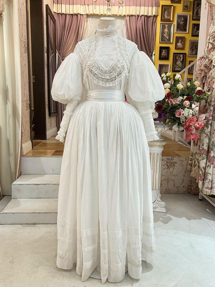 Weiße Bluse mit Lammkeulenärmeln und weißer Rock im langen Set