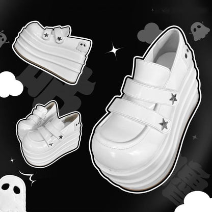 Weiße Plateauschuhe im Little Ghost Design
