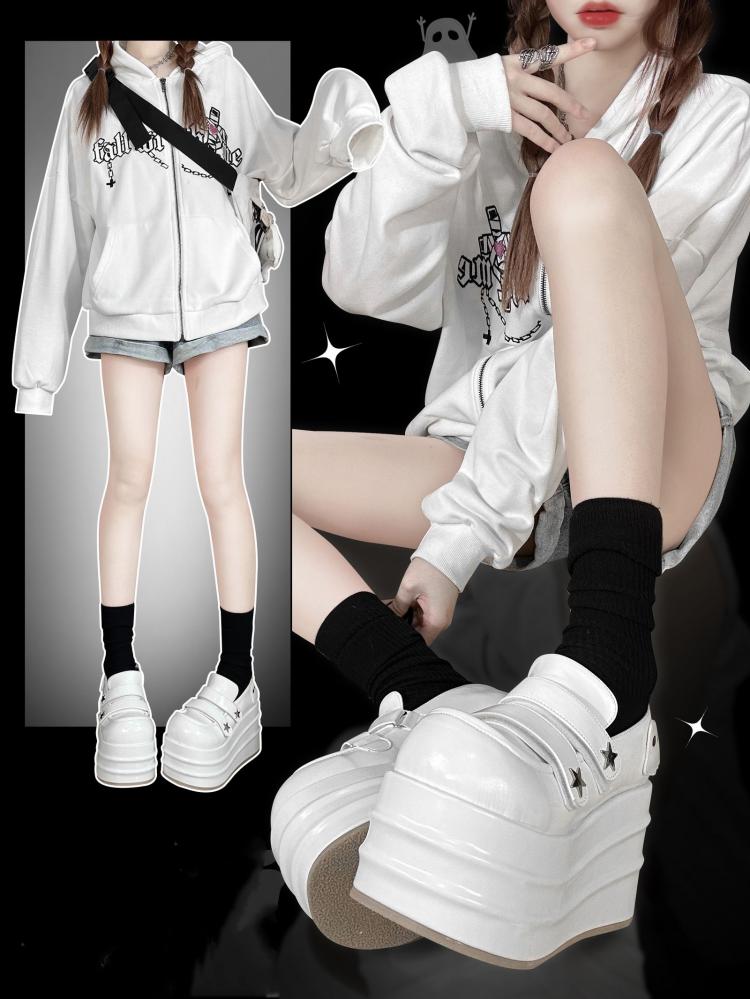 Weiße Plateauschuhe im Little Ghost Design