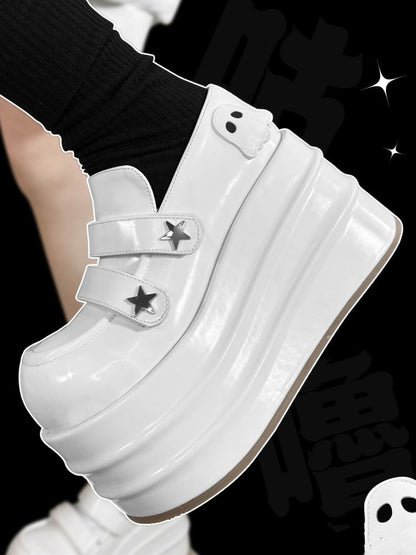 Weiße Plateauschuhe im Little Ghost Design