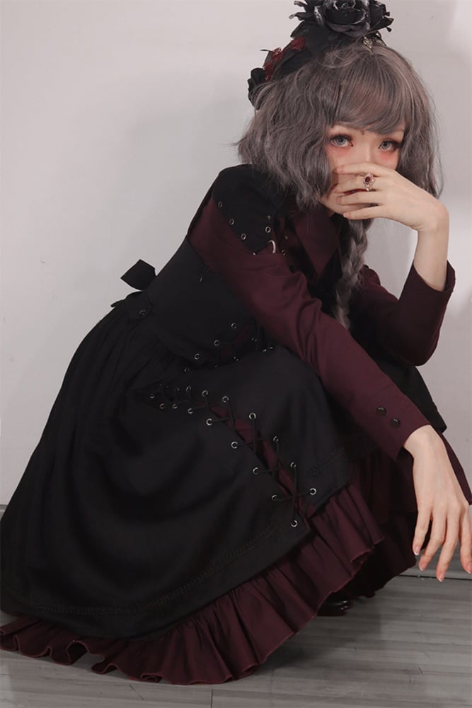 ダークレッドのプリーツプラケットブラックパッチシャツ