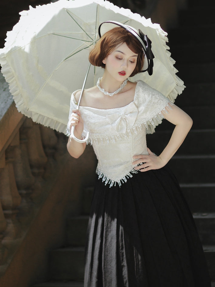 Aprikosenfarbenes, asymmetrisches Top mit schulterfreiem Ausschnitt