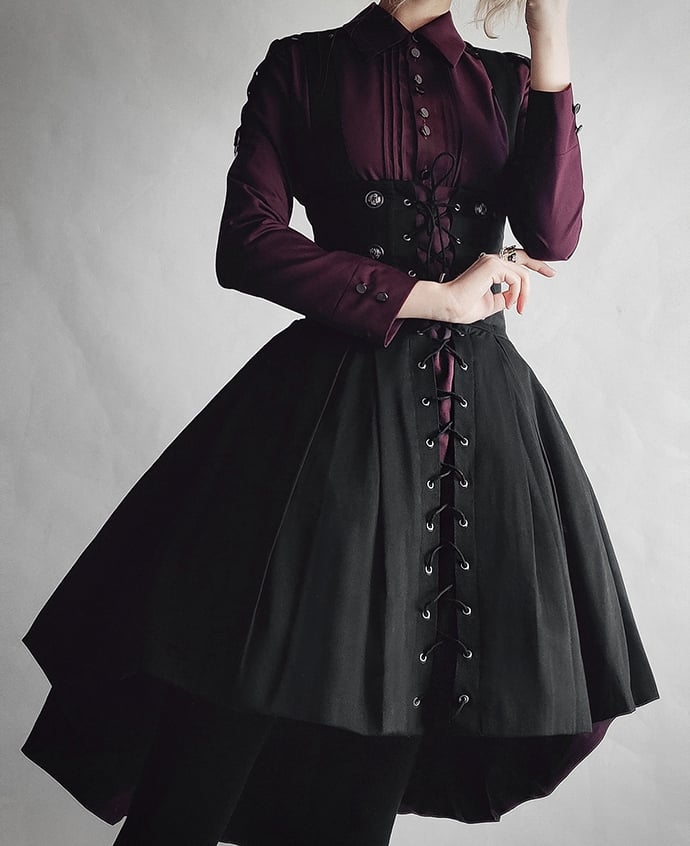 ダークレッドのプリーツプラケットブラックパッチシャツ