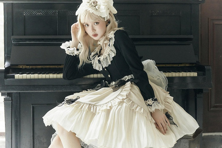 Schwarze, lange, gemütliche Strickjacke mit Schleifenärmeln und Spitzenbesatz, zarten Akzenten und