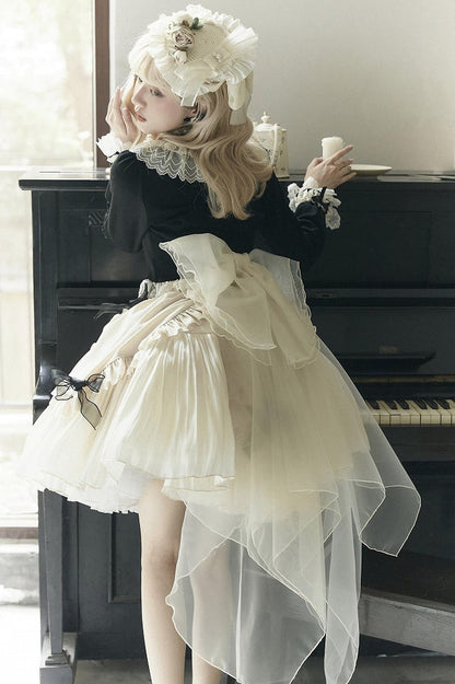 Schwarze, lange, gemütliche Strickjacke mit Schleifenärmeln und Spitzenbesatz, zarten Akzenten und