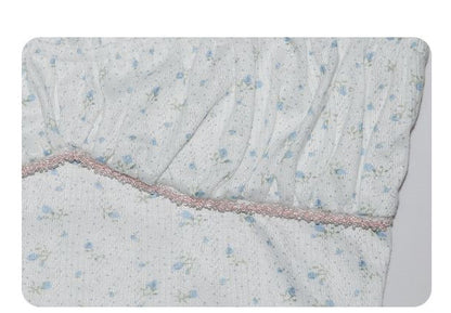 Rosa-blaues Cami-Top mit floralem Rüschenbesatz in Weiß