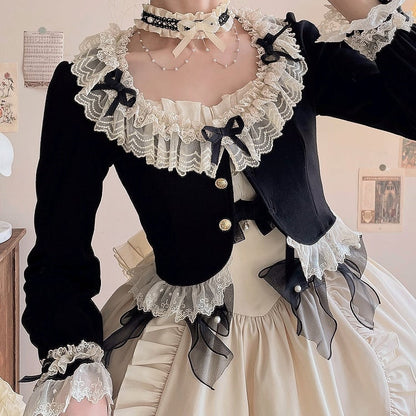 Schwarze, lange, gemütliche Strickjacke mit Schleifenärmeln und Spitzenbesatz, zarten Akzenten und