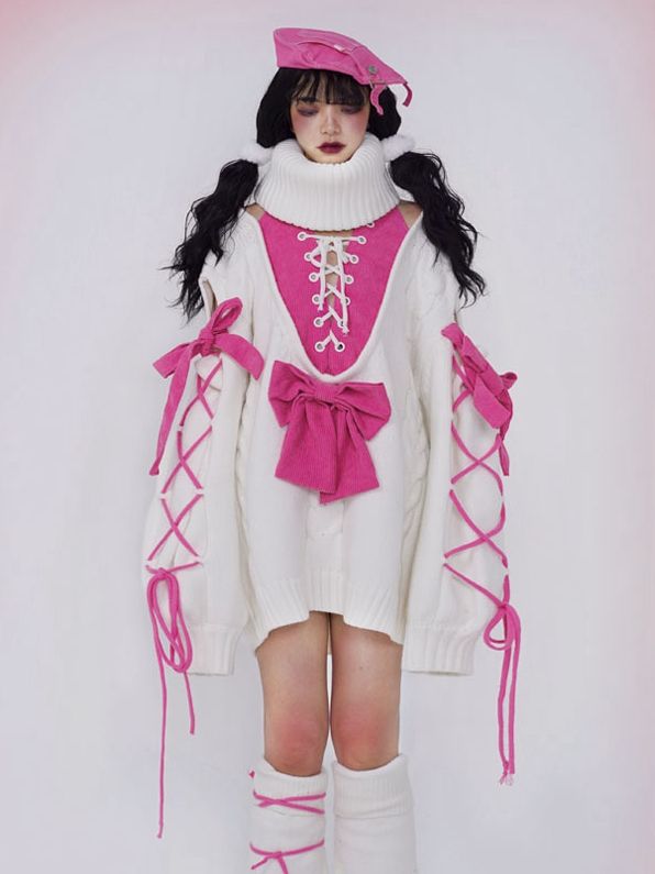 ピンクの蝶結びの白いタートルネックセーター
