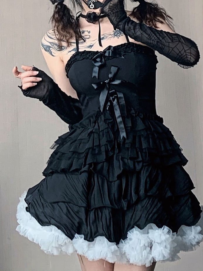 リボン結びのブラックティアードフリルヘムトップス