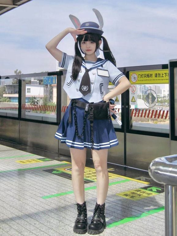 Schwarze Gürteltasche mit Kettendesign