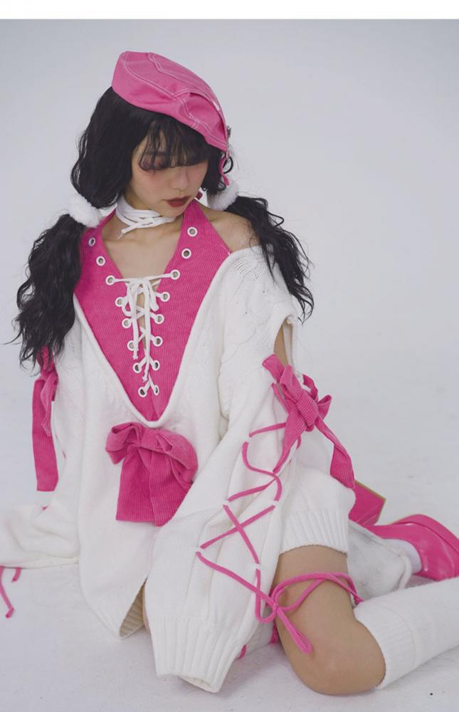 ピンクの蝶結びの白いタートルネックセーター