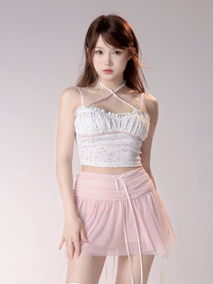 Rosa-blaues Cami-Top mit floralem Rüschenbesatz in Weiß