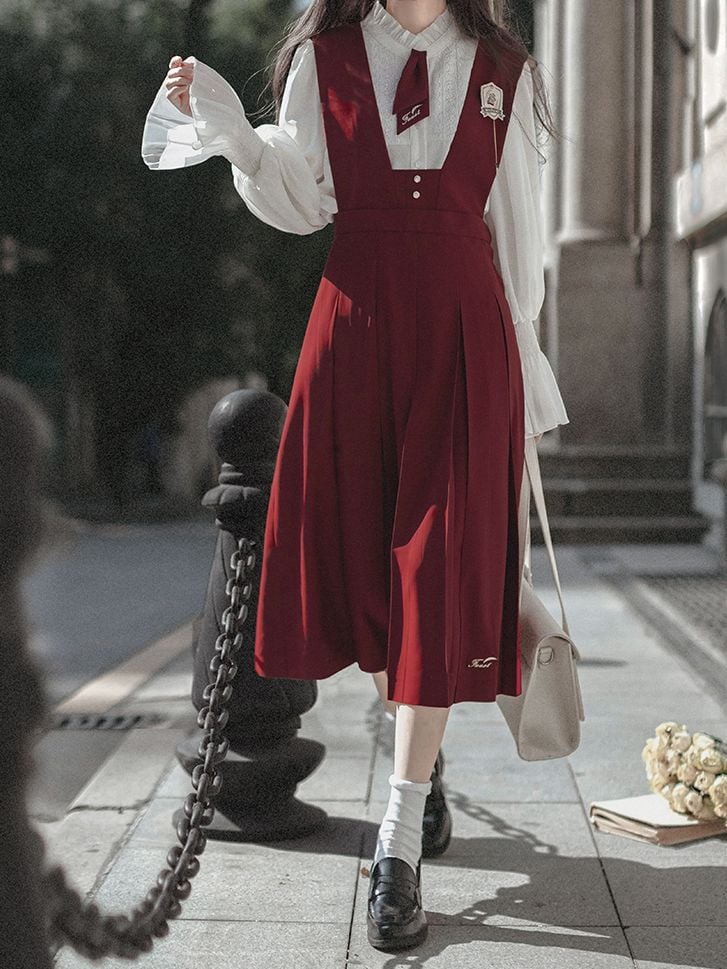 Falten-Latzrock mit Kastenbuchstaben-Stickerei Rot