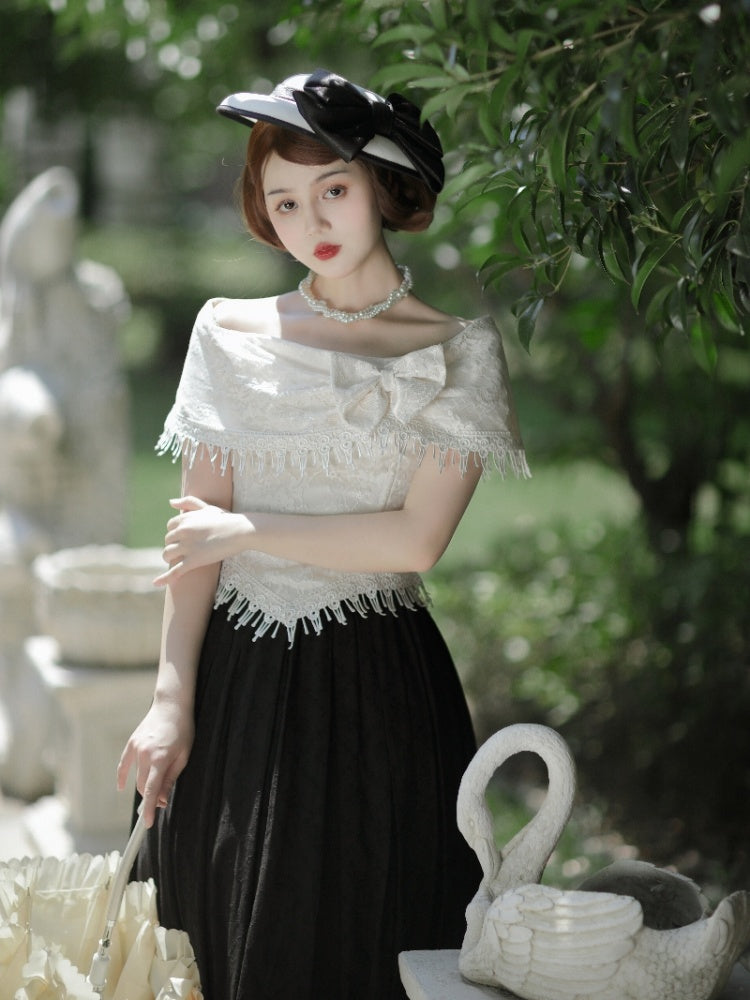 Aprikosenfarbenes, asymmetrisches Top mit schulterfreiem Ausschnitt