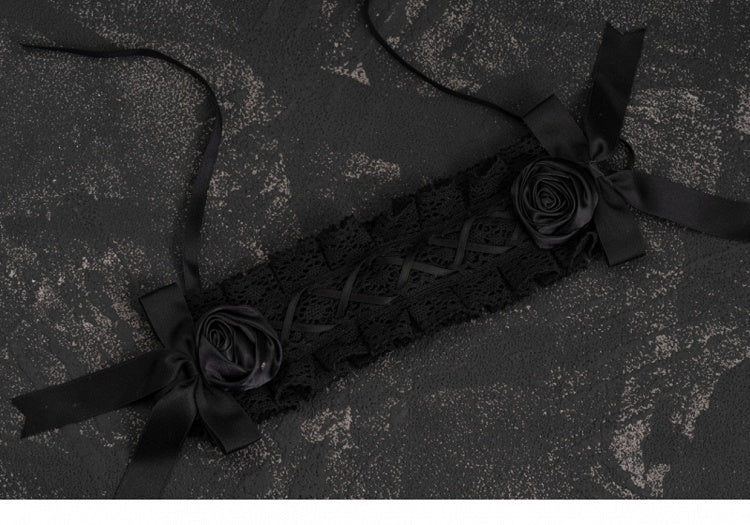 Schwarzes, handgefertigtes Haarband mit Kreuz- und Rosendetails