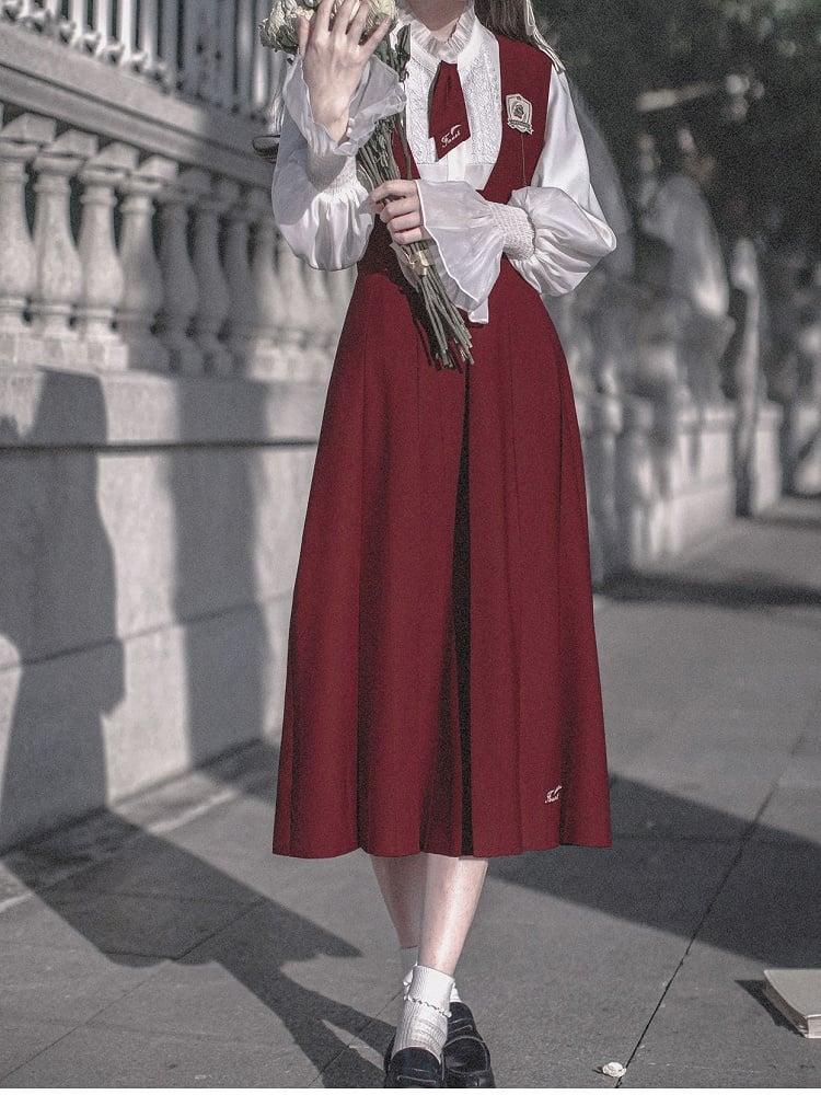 Falten-Latzrock mit Kastenbuchstaben-Stickerei Rot