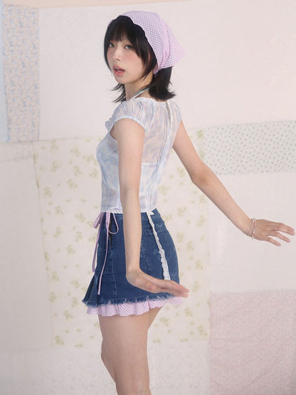 Blaues Top mit V-Ausschnitt und floralem Spitzenbesatz