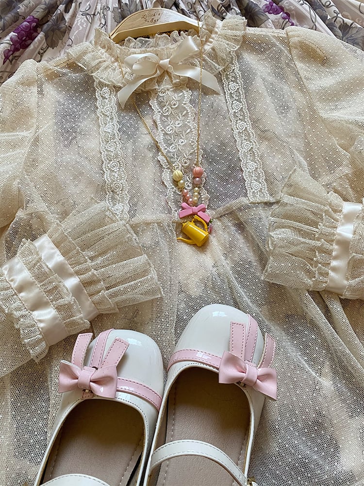 ベージュのフリルネックライン、ジュリエットスリーブ、シースルーブラウス