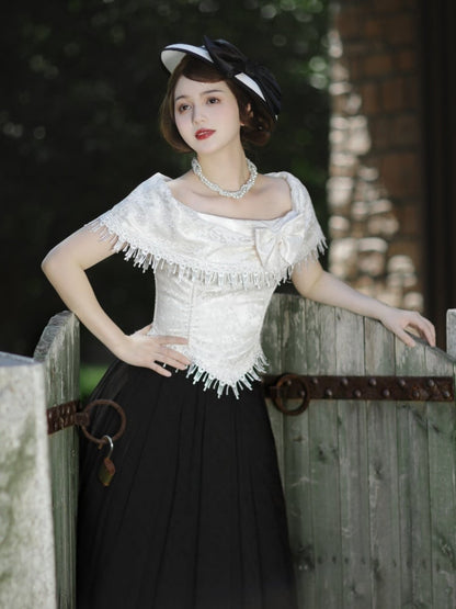 Aprikosenfarbenes, asymmetrisches Top mit schulterfreiem Ausschnitt