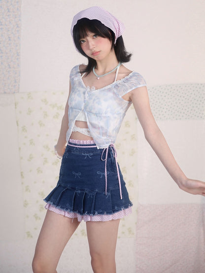 Blaues Top mit V-Ausschnitt und floralem Spitzenbesatz