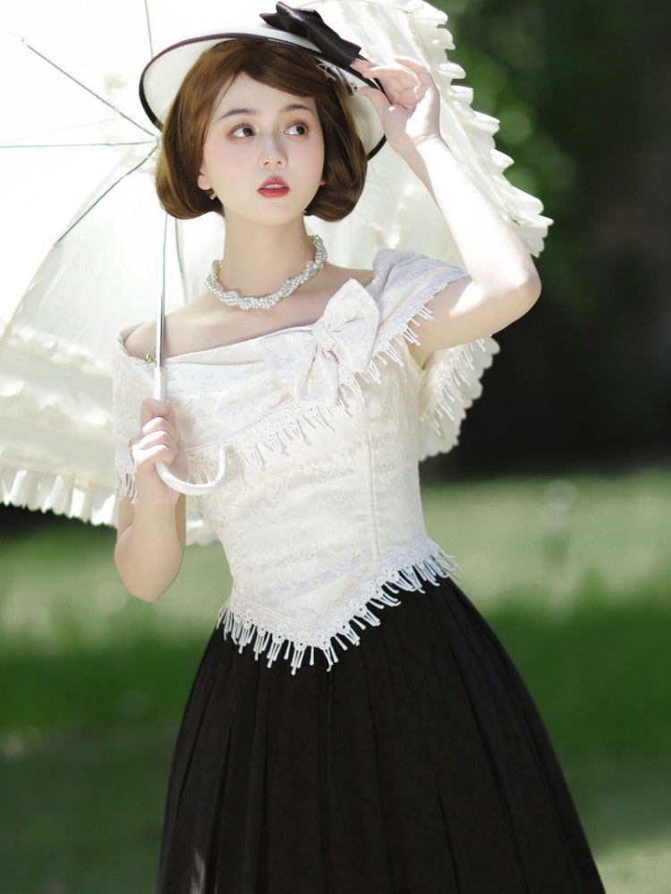 Aprikosenfarbenes, asymmetrisches Top mit schulterfreiem Ausschnitt